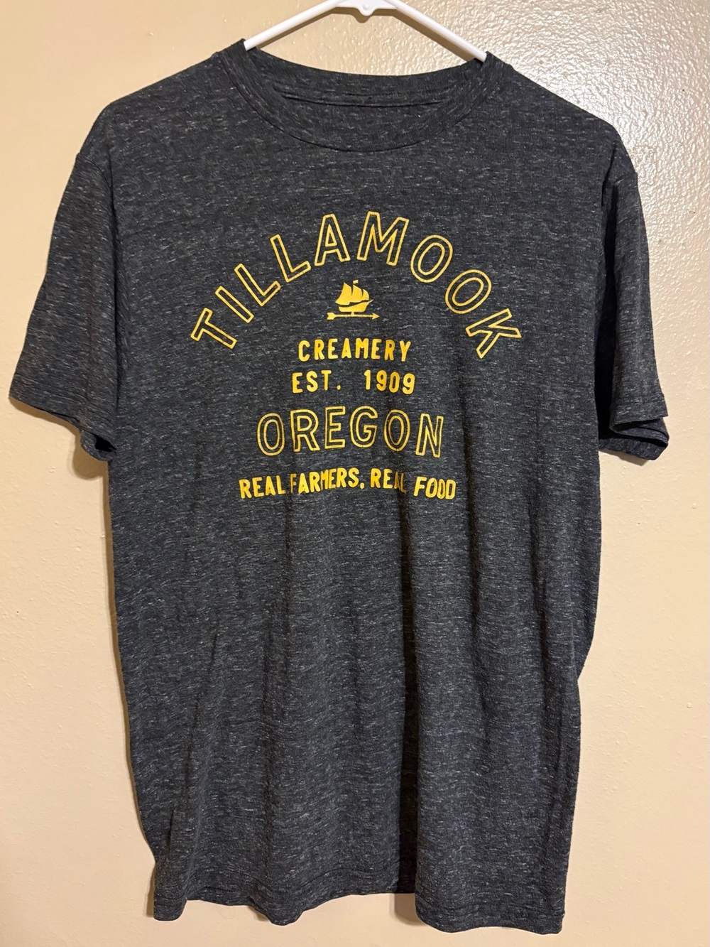 Tillamook Oregon Heathered Charcoal Gray Graphic Tee - Yellow Logo Size M